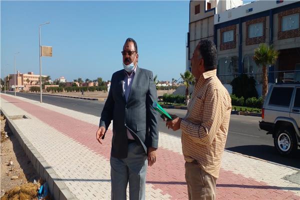 رئيس مدينة سفاجا يتفقد الموقع المقترح لإنشاء ممشي سياحي