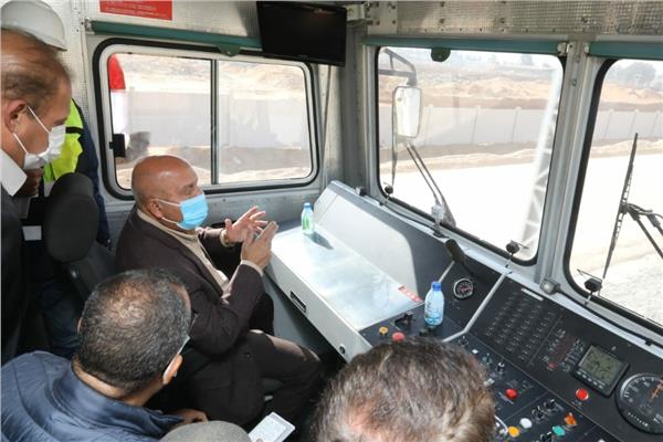 وزير النقل خلال متابعة المرحلة النهائية للقطار الكهربائي الخفيف