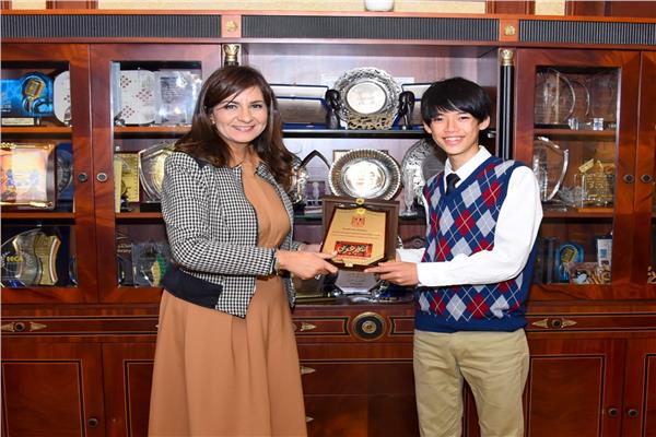 الطفل الفائز بجائزة أفضل مشروع تعليمي باليابان خلال لقائه بوزيرة الهجرة