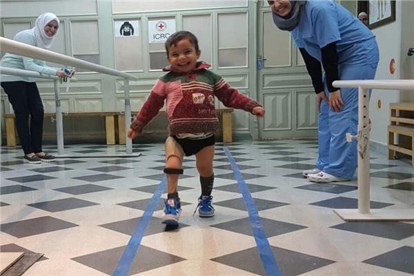 الفارق 5 سنوات.. صورتان لطفل سوري بـ«قدم واحدة» تخطف القلوب