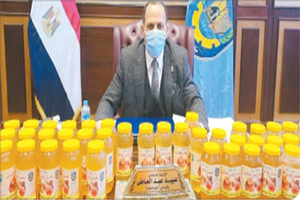   د. عبيد صالح أهتم بوضع عبوات من العسل «الفنكوش » فى مكتبه 