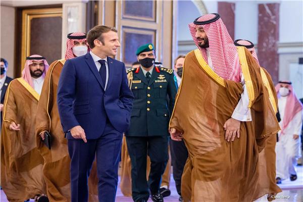 الرئيس الفرنسي إيمانويل ماكرون وولي العهد السعودي الامير محمد بن سلمان