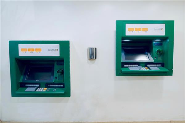 ماكينة صراف من البنك الأهلي مخصصة لذوي الهمم   