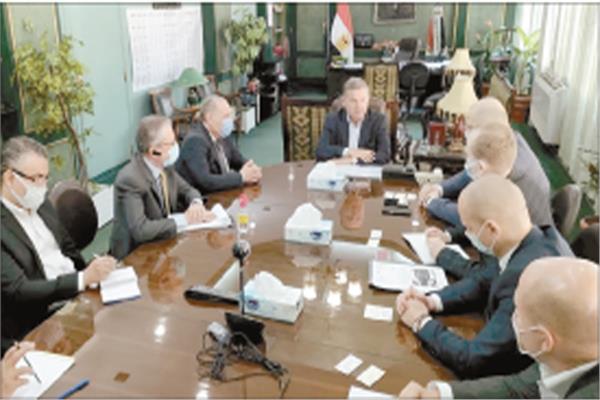 وزير قطاع الأعمال خلال اجتماعه مع ممثلى شركة «ماز» البيلاروسية