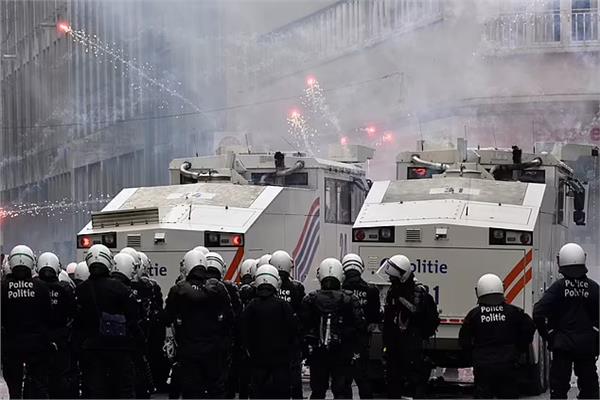  الشرطة البلجيكية تستخدم الغاز المسيل للدموع ومدافع المياه