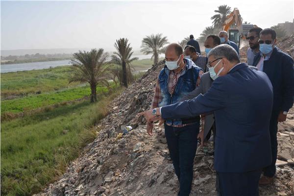 محافظ المنيا يقود حملة لإزالة حالات التعدي على مجري نهر النيل