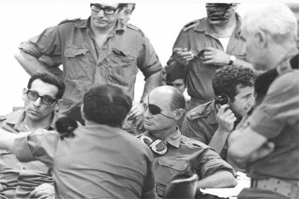ديان يتوسط قادة جيش الاحتلال خلال حرب أكتوبر