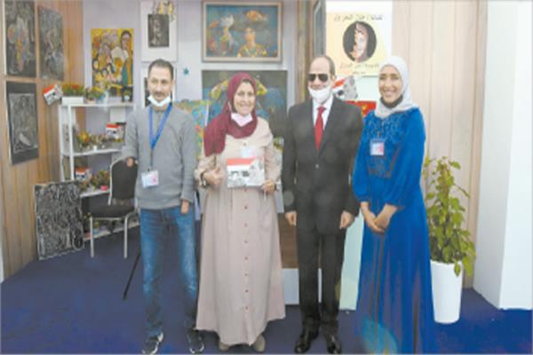 الرئيس السيسى  مع عدد من المشاركين فى الاحتفالية