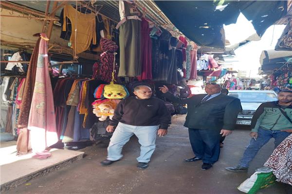 حملة لرفع الإشغالات بمدينة ديروط في أسيوط لإزالة تعديات الباعة الجائلين 