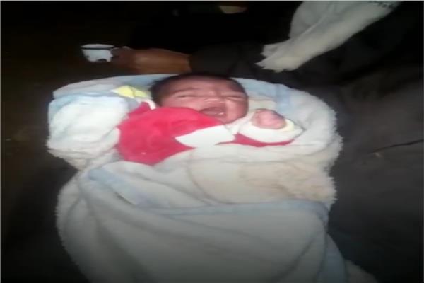 العثور على طفلة حديثة الولادة على الطريق الزراعي ببني سويف