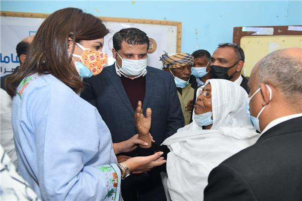 وزيرة الهجرة ومحافظ أسوان يتفقدان القافلة الطبية بقرية المضيق بمركز نصر النوبة