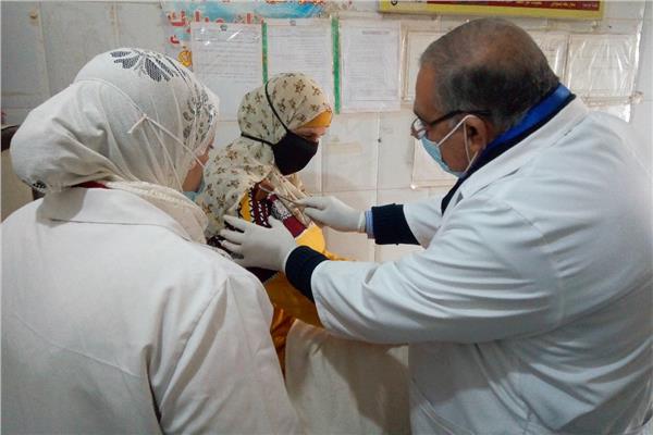  الكشف على ١٥٠٤  مواطنا خلال قافلة طبية مجانية بقرية ٨ بذور بمركز ابو المطامير بالبحيرة