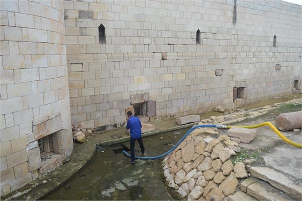 قلعة قايتباي تحت حصار المياه 