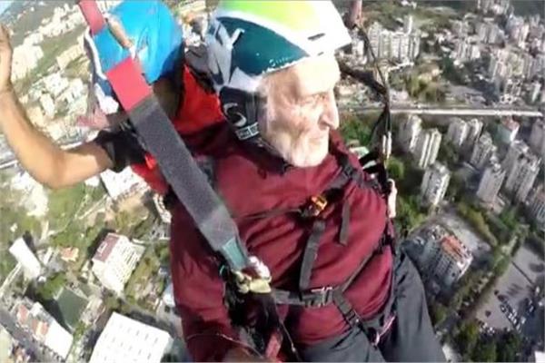 لبناني عمره 87 عاما يعانق السماء