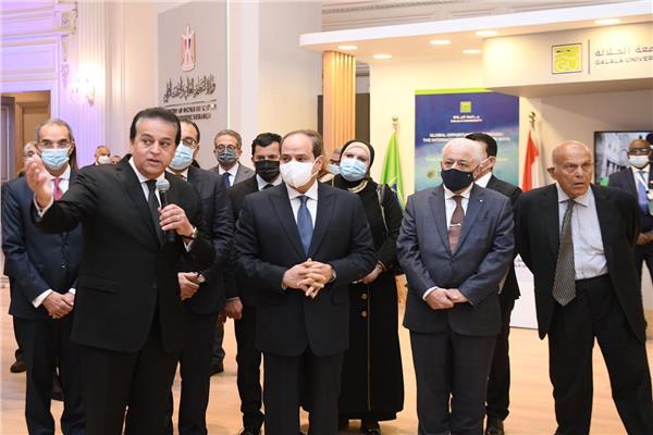الرئيس عبد الفتاح السيسي يستمع لشرح وزير التعليم العالي