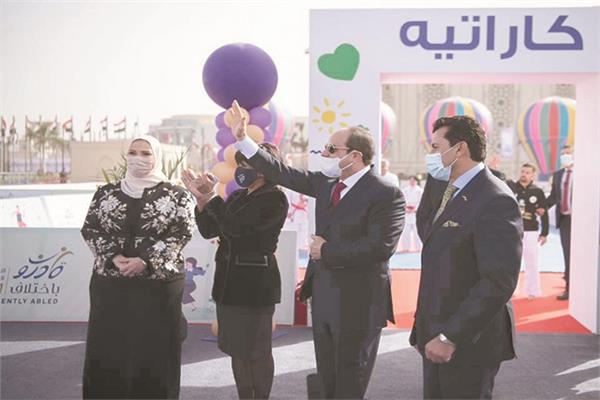 الرئيس عبدالفتاح السيسى وتحية خاصة إلى أبطال «قادرون باختلاف» وعلى يساره د. أشرف صبحى