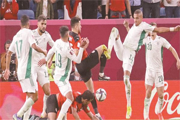 منتخب مصر تصدر مجموعته بعد مباراة قوية أمام الجزائر وتأهل لمواجهة الأردن غداً