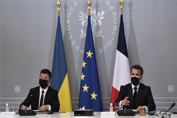 الرئيسان الفرنسي إيمانويل ماكرون والأوكراني فلاديمير زيلينسكي