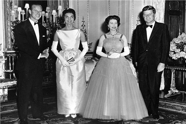  الملكة إليزابيث ترتدي ملابس والدتها في الستينيات
