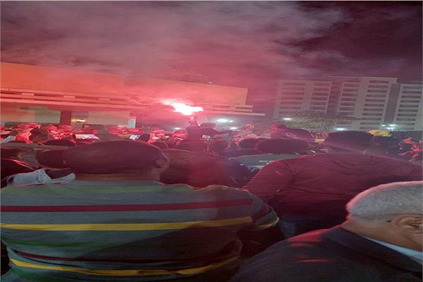 أنصار  الشافعي يحتفلون بأشغال النيران بعد تقدمه بالمؤشرات الاولية برئاسة نادي أسوان 