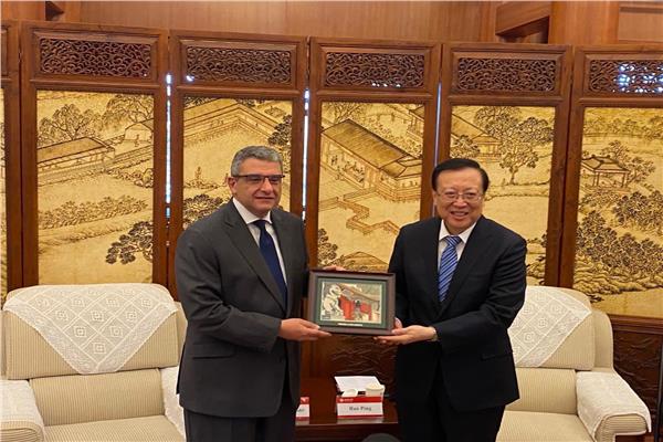 رئيس جامعة بكين يستقبل السفير المصري في الصين 