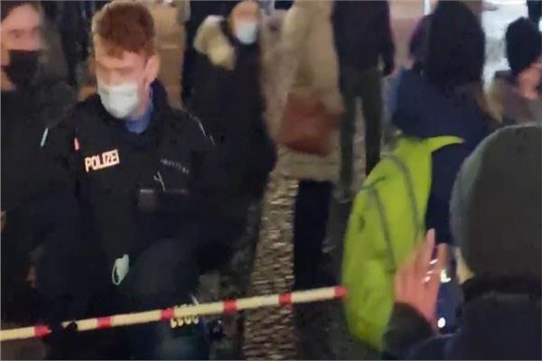 قوات الشرطة الالمانية تقيس التباعد بين المحتجين