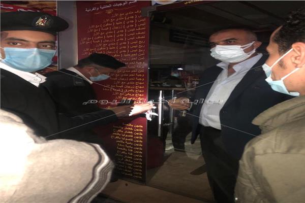 اللواء أحمد عبدالفتاح أثناءغلق وتشميع مطعم شهير بالدقي