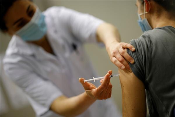 نقل مقرًا تلقي تطعيم "كورونا" لوحدة صحة الأسرة بالأحياء بدلًا من حميات الغردقة