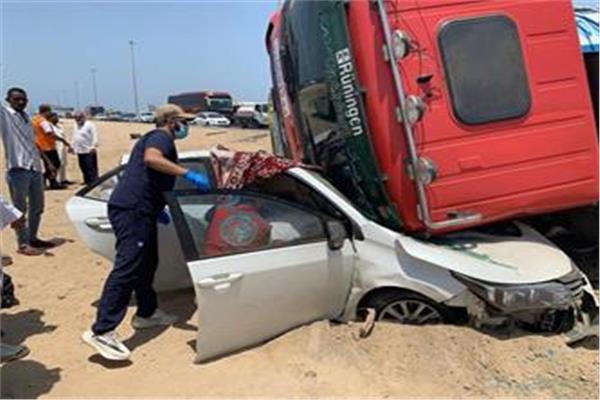 إصابة 3 شباب في تصادم تريلا وسيارة ملاكي بصحراوي قنا
