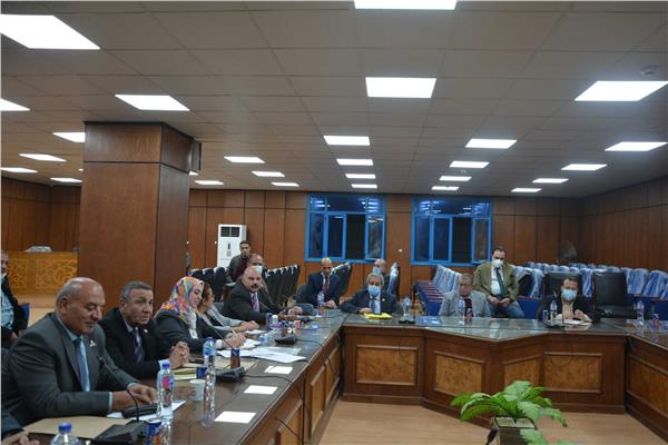 محافظ المنيا يناقش مع أعضاء مجلس الشيوخ