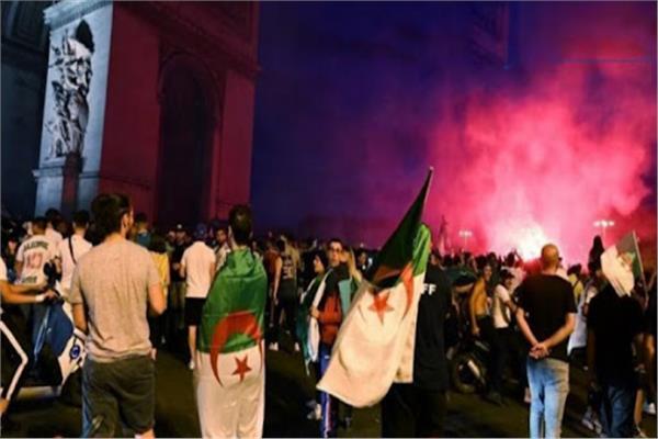 Affrontements entre policiers français et supporters algériens sur les Champs Elysées