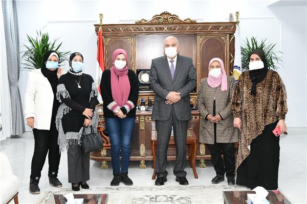 محافظ قنا يستقبل أعضاء مجلس أمناء أنشطة نادي الفتيات