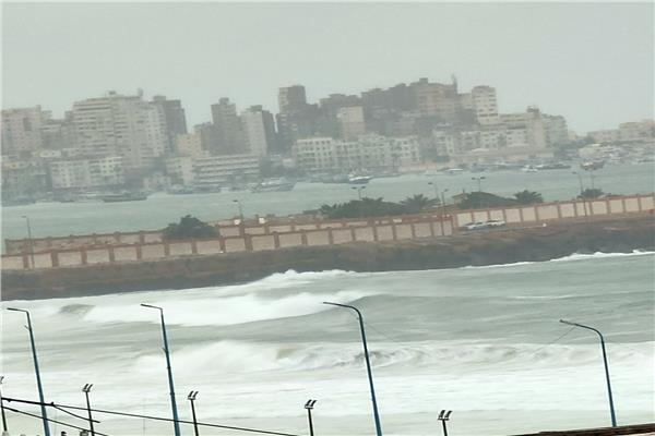 تساقط أمطار خفيفة على الإسكندرية مع سرعة فى الرياح