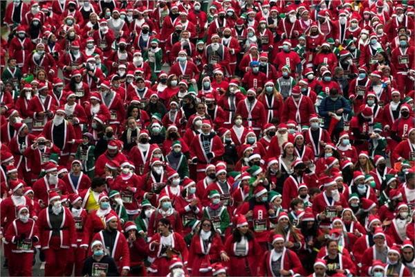 شارك آلاف الأشخاص كانوا يرتدون زي بابا نويل بسباق خيري عبر مدريد