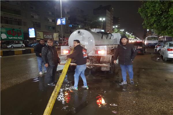 رفع تجمعات مياه الأمطار من شوارع بولاق الدكرور