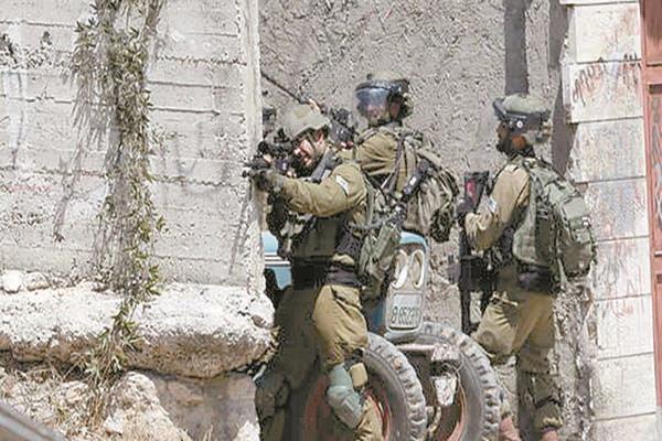 قوات الاحتلال خلال اشتباك في الضفة الغربية  