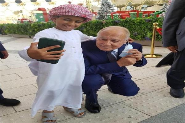 سيلفي لطفل مع الأمين العام لجامعة الدول العربية أحمد أبوالغيط