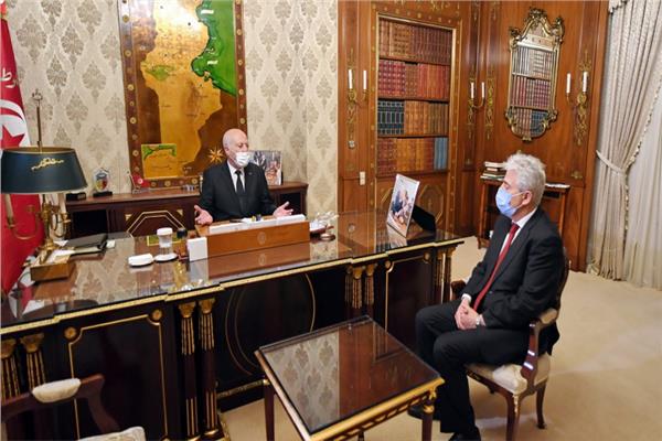 الرئيس التونسي قيس سعيد ووزير الدفاع الوطني عماد ممّيش