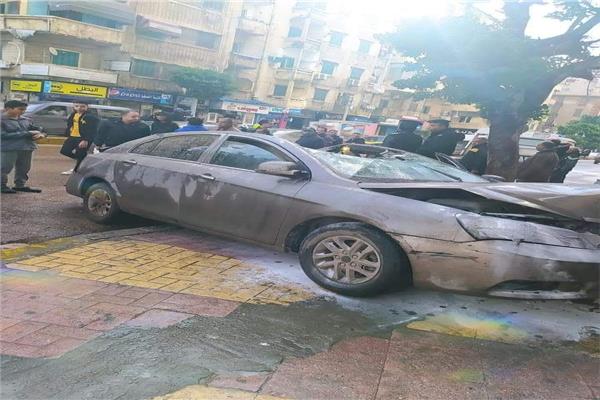 مصرع مهندس وتحطم سيارة في انهيار شرفة عقار بالإسكندرية