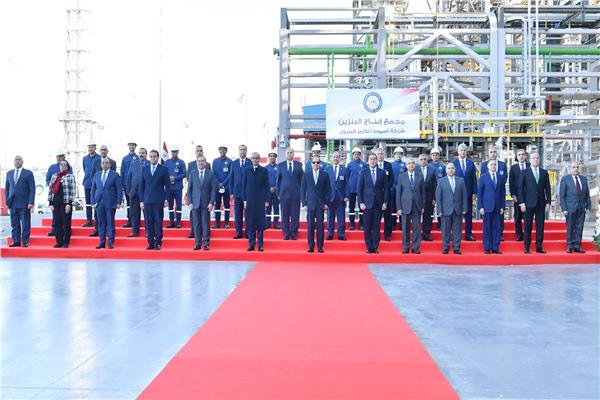 الرئيس السيسي خلال افتتاح مجمع البنزين باسيوط