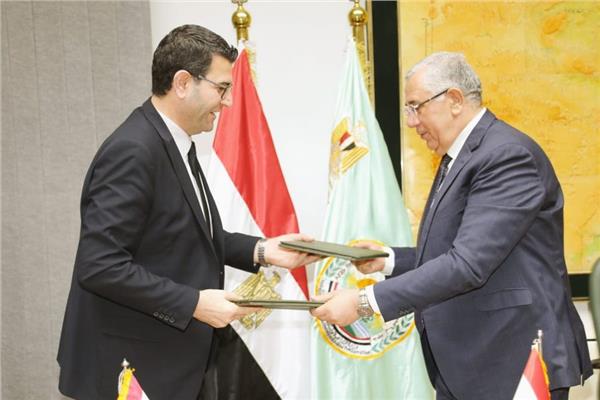  السيد القصير وزير الزراعة ونظيره اللبناني عباس الحاج حسن 