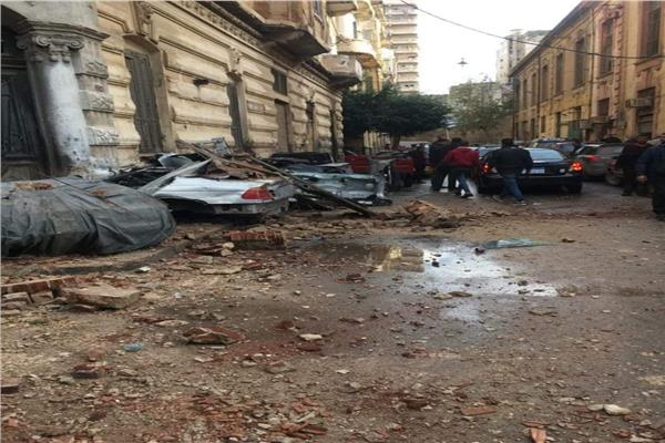 تحطم سيارتين فى انهيار شرفة عقار بمنطقة اللبان غرب الاسكندرية