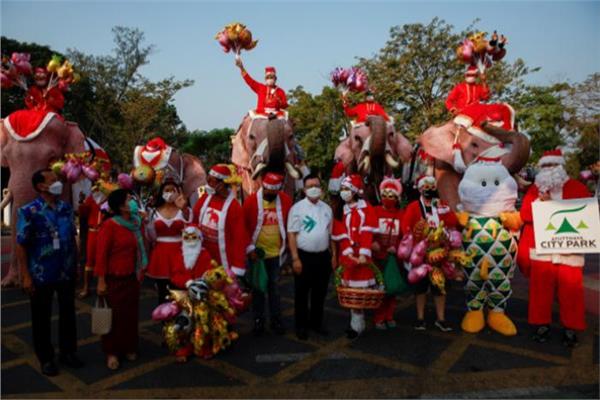  فيلة تضع الكمامات وقبعات بابا نويل في تايلاند
