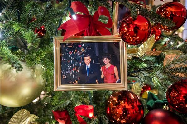 ترامب وميلانيا بين أغضان شجرة الكريسماس