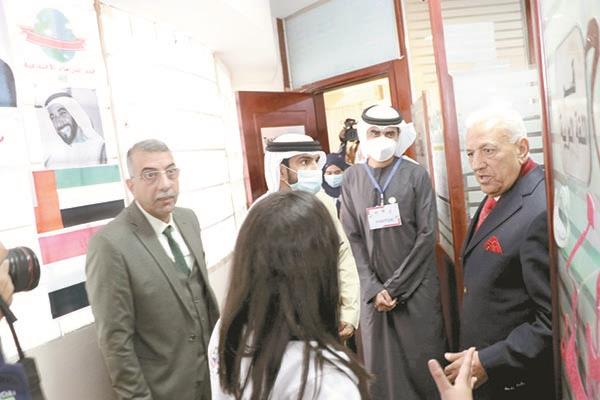 ■ الوفد الإماراتى و«الجيار» مدير تعليم الجيزة ود. «الحسينى» أثناء الزيارة