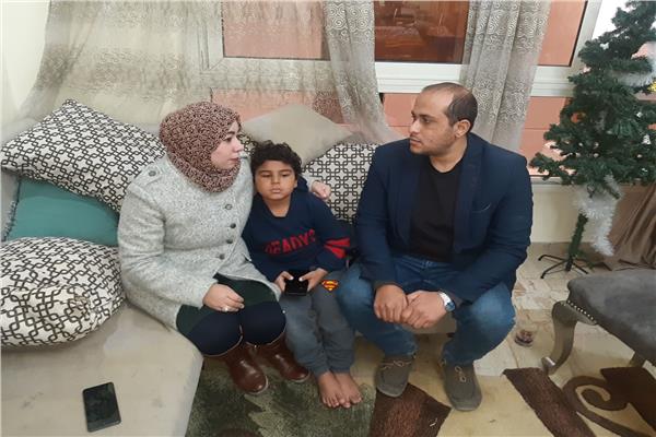 محرر بوابة أخبار اليوم مع الطفل ياسين ووالدته