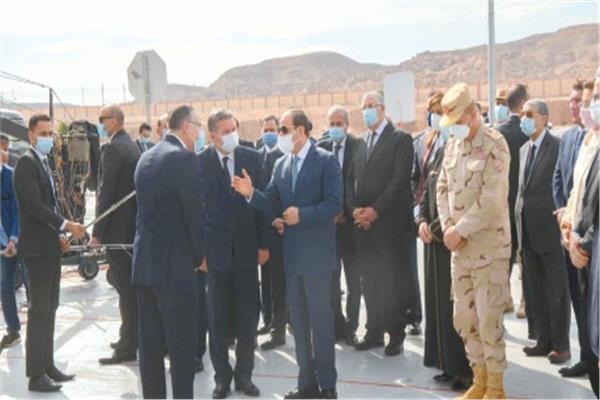 الرئيس عبدالفتاح السيسى خلال جولته فى مصنع «كيما 2»