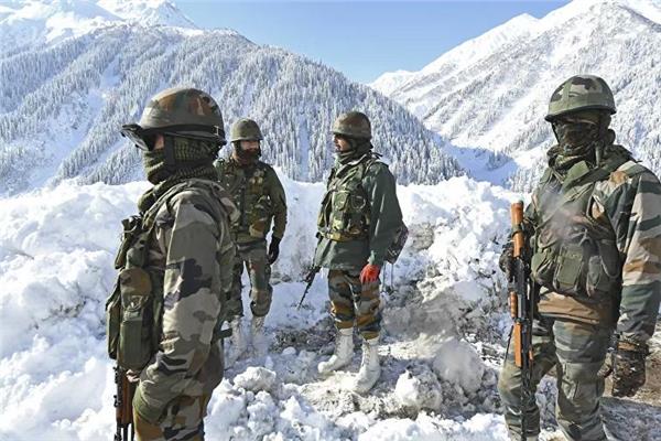 جنود الجيش الهندي عند ممر جبل زجيلا  «الصورة: وكالة الصحافة الفرنسية»