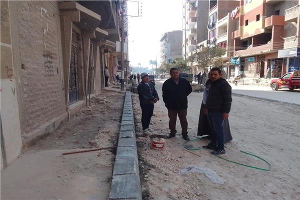  تمهيد شوارع مدينة منفلوط  لرصفها 