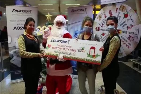 مصر للطيران تحتفل مع الركاب بالكريسماس